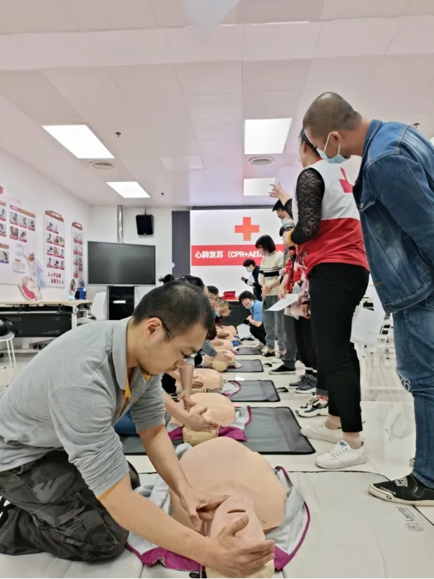 技術咨詢公司參加福建省紅十字現場救護培訓中心舉辦的心肺復蘇（CPR+AED）公益培訓(圖2)